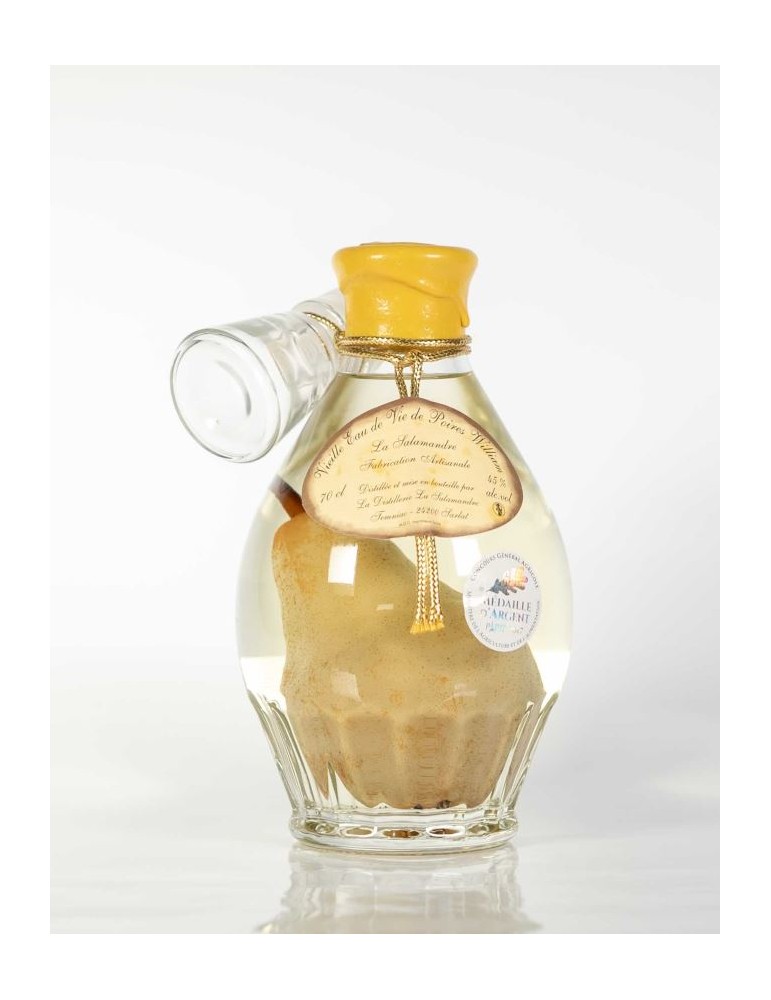 Vieille Eau De Vie De Poires Williams Avec Fruit